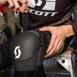 Scott Softcon Hybrid Black Knee Guards -Motocross Equipment 278466 0001006 c 2